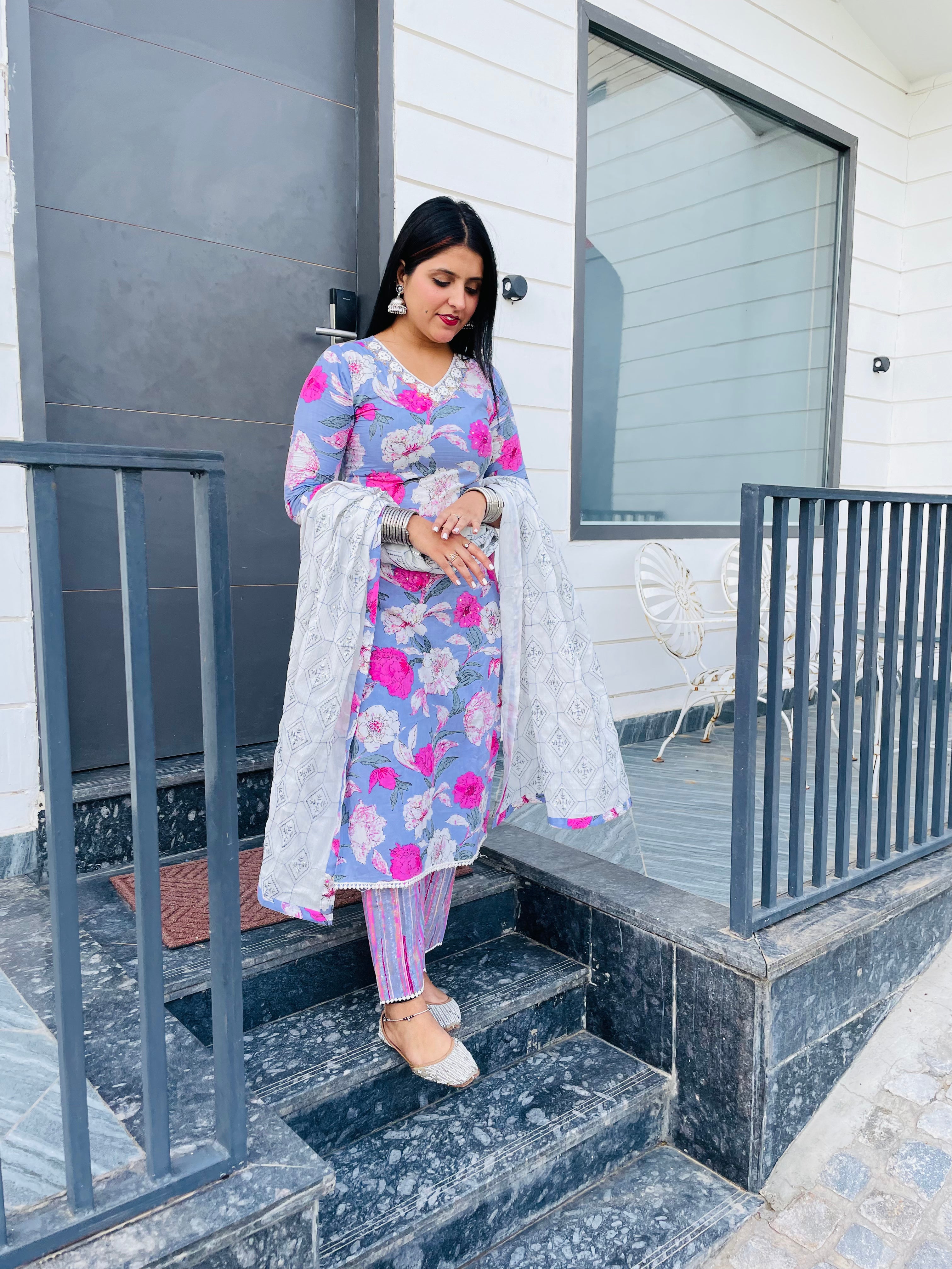 Women Floral Printed Regular Kurta with Trousers & With Dupatta